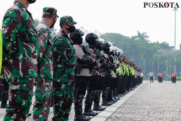 Personel gabungan TNI-Polri dalam apel persiapan operasi ketupat jaya jelang lebaran 2021 (cr05)