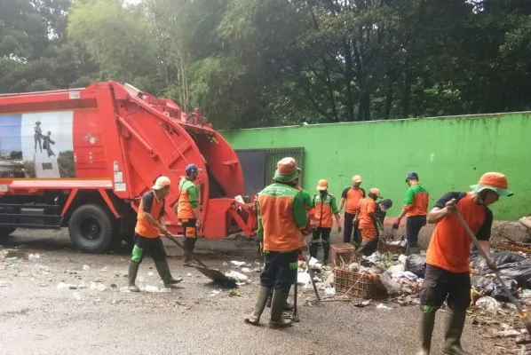 Petugas tengah mengangkut sampah ke dalam truk operasional (ist)