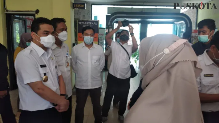 Wakil Gubernur DKI Jakarta Ahmad Riza Patria saat tinjau posko PPDB di SMKN 27 Jakarta, Rabu (9/7/2021). (foto: poskota.co.ci/ cr-05)