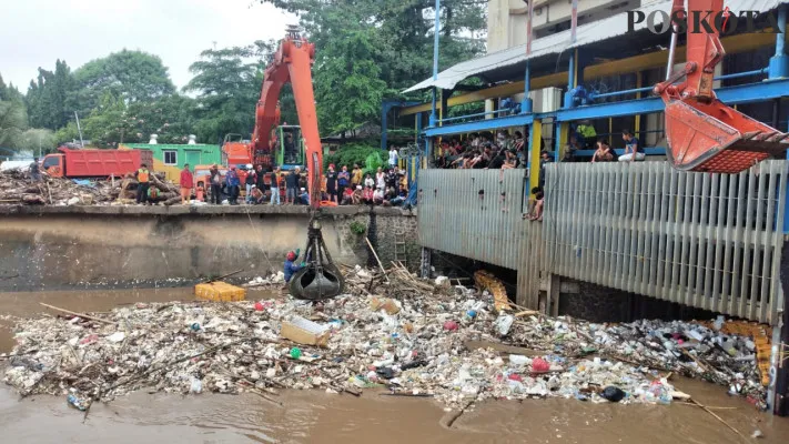 Proses evakuasi mayat bocah laki-laki tanpa identitas di Pintu air Manggarai , Jakarta Pusat. (cr-05)