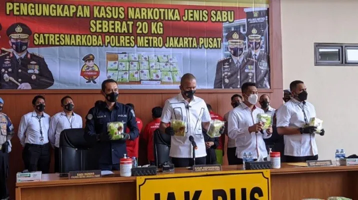 Kurir pengantaran sabu 20,9 kg ditangkap polisi. Polres Metro Jakpus menunjukkan barang bukti sabu. (fotyo:ist))