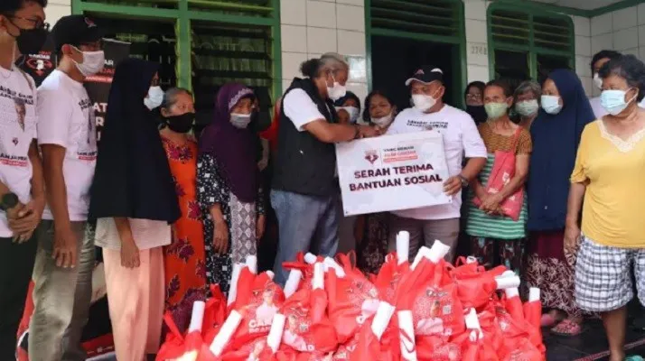 Sosialiasi Ganjar Pranowo sebagai rencana capres 2024 makin meluas. Relawan Sahabat Ganjar membagikan sembako di Medan dan Deli Serdang. (ist)