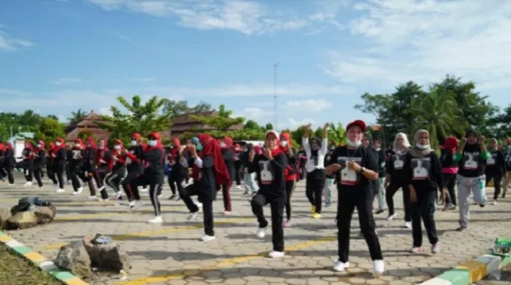 Relawan Ganjar Pranowo saat menggelar Senam dan Flashmob saat kegiatan di Kota Serang, Banten. (ist)