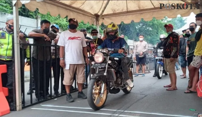 Salah satu peserta street race ketika akan melakukan start.(CR 10)