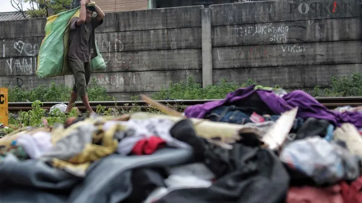 Ilustrasi Tumpukan sampah di pinggir Ibu Kota masih kerap terjadi. (dok poskota)