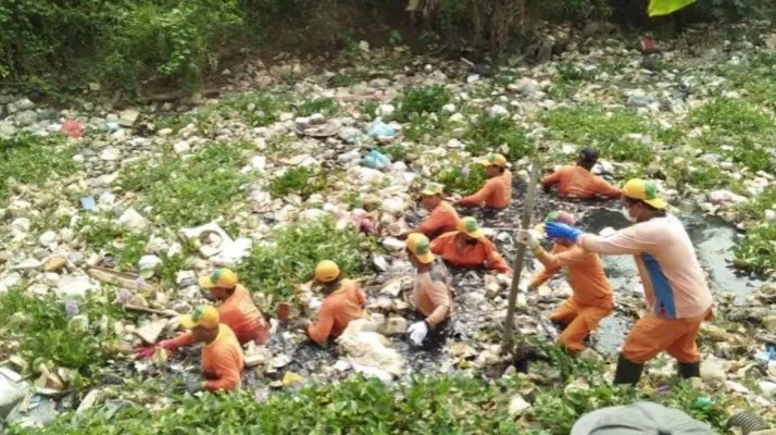 Petugas diterjunkan untuk membersihkan tumpukan sampah di sungai Cikarang hilir. (ist).