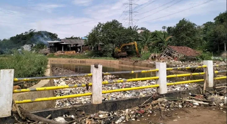 Tumpukan sampah yang menumpuk di jembatan penghubung antara Pasir Putih dengan Cipayung Depok. Selasa (31/5/2022).