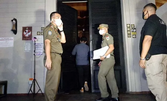 Satpol PP DKI Jakarta melakukan penyegelan Cafe Holywings Kemang, Jakarta Selatan. Foto : Poskota/Adji