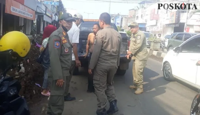 Petugas Satpol PP Pandeglang saat mengamankan ODGJ. (Samsul Fatoni).