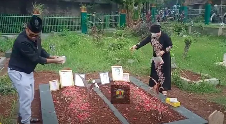 Haji Faisal dan Istri Ziarah ke Makam Vanessa Angel dan Bibi Ardiansyah(foto : tangkapan layar YouTube Official Nitnot)