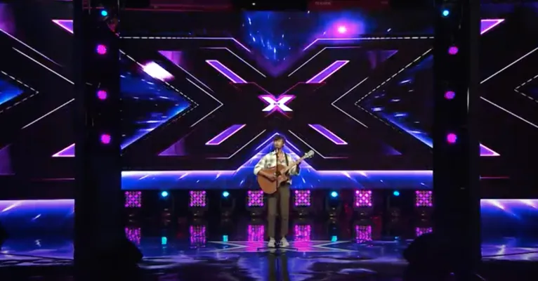 Danar Widianto menyanyikan lagu 'Dulu' di ajang X Factor Indonesia 2021. (foto: tangkapan layar X Factor Indonesia)