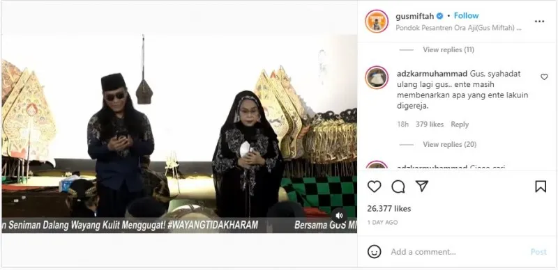 Caption dari unggahan Gus Miftah yang berada di tengah pagelaran wayangnya dinilai netizen menyindir kasus Ustaz Khalid Basalamah. foto : Instagram @gusmiftah