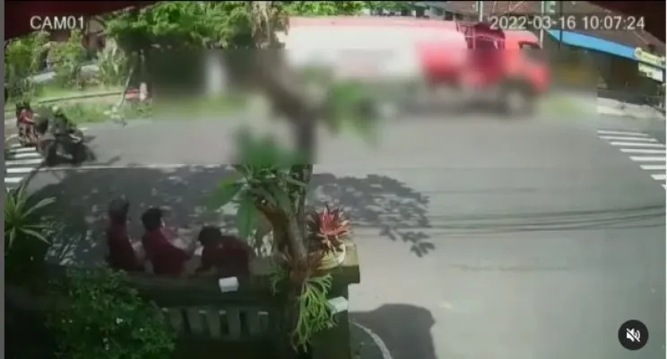 Rekaman CCTV seorang wanita terseret mobil tangki Pertamina, (Foto: tangkapan layar Instagram/terangmedia)