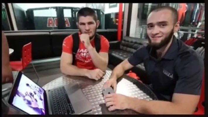 Khabib Nurmagomedov dan rekannya menonton video latihan Azka Corbuzier (Foto: tangkapan layar Instagram/mastercorbuzier)