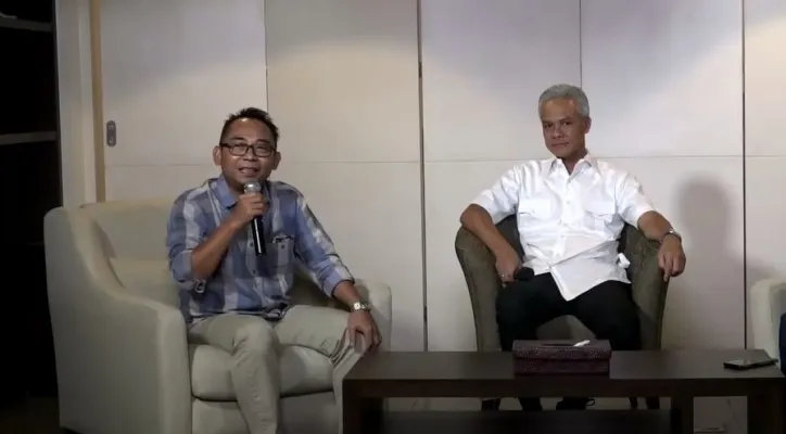 Foto Eko Kuntadhi mengundang Ganjar Pranowo sebagai narasumber di Cokro TV (Foto: tangkapan layar YouTube Cokro TV)