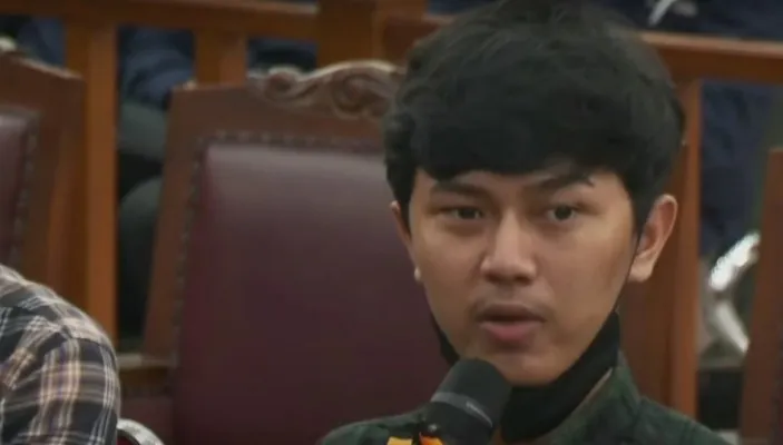 Sopir ambulans pengantar jenazah Brigadir J, Syahrul (Foto: tangkapan layar tayangan sidang di YouTube)