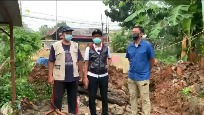 Wawalkot IBH (tengah) bersama Kadis SDA Pemprov Jabar dan LPM meninjau lokasi tanggul jebol. (ist)