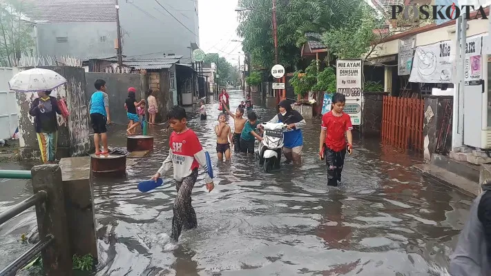 Situasi banjir di Jalan Barata Karya Raya. (foto: iqbal)