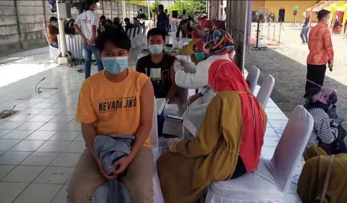 Tenaga kesehatan di wilayah Bekasi saat melakukan suntik vaksinasi kepada warga beberapa waktu lalu. (iksan fahmi)