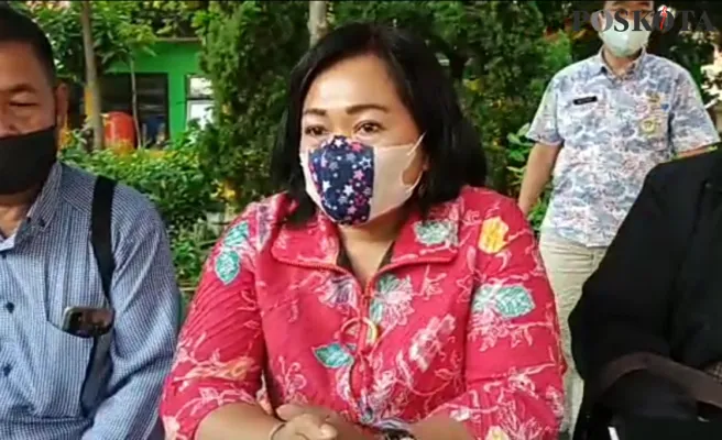 Yuni (tengah) saat menjelaskan tindakan nya yang menyuntikan vaksin ke anaknya yang dilakukan pada Selasa, (26/08) lalu, di Kelurahan Jatibening Baru, Kecamatan Pondok Gede, Kota Bekasi. (ihsan)