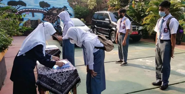 Plt. Wali Kota Jakarta Selatan, Isnawa Adji meninjau di SMKN 32, Tebet, Jaksel. (ist)