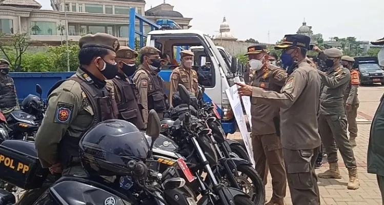 kasatpol PP DKI Jakarta Arifin didampingi Kasatpol PP Jakarta Utara Yusuf Majid saat memeriksa kesiapan anggotanya di Ancol. (Foto: yono)