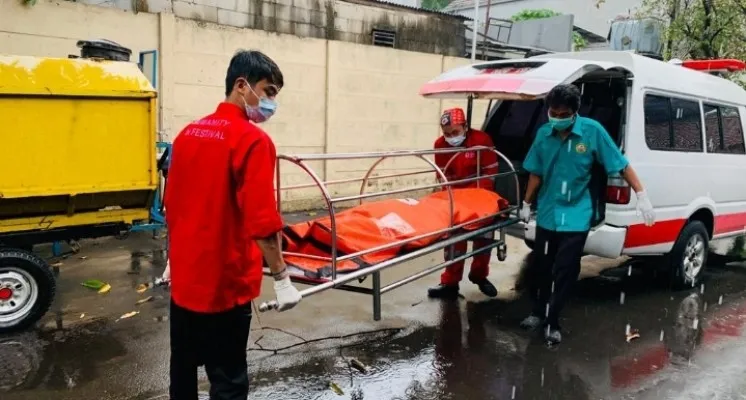 Jenazah pengendara mobil yamg diduga gilang kendali, mobil menabrak pembatas jalan. (*)