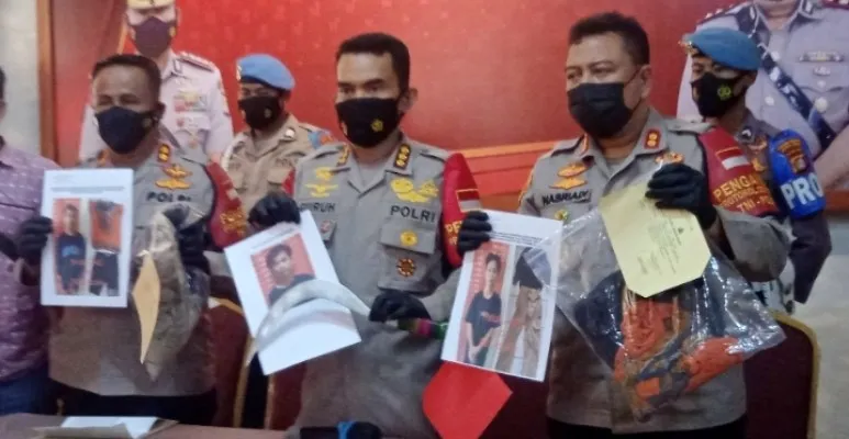 Kapolres Metro Jakarta Utara Kombes Pol Guruh Arif Darmawan saat didampingi Wakapolres Metro Jakarta Utara AKBP Nasriadi dan Kapolsek Koja, AKBP Abdul Rasyid saat menunjukan barang bukti kasus tawuran di Koja yang menyebabkan satu remaja tewas. (foto: yono)