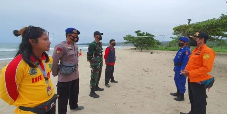 Personel Tim SAR pencarian korban hilang di pantai Ciantir Sawarna. (foto: Basarnas Banten)