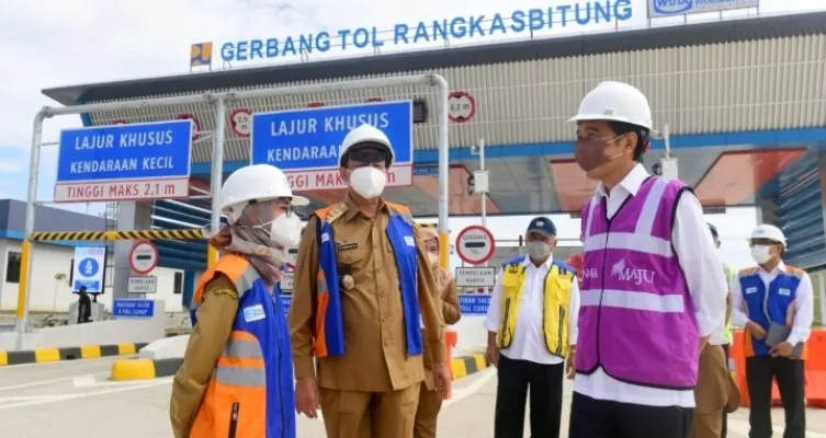 Presiden Jokowi saat peresmian Jalan Tol Serang-Panimbang.