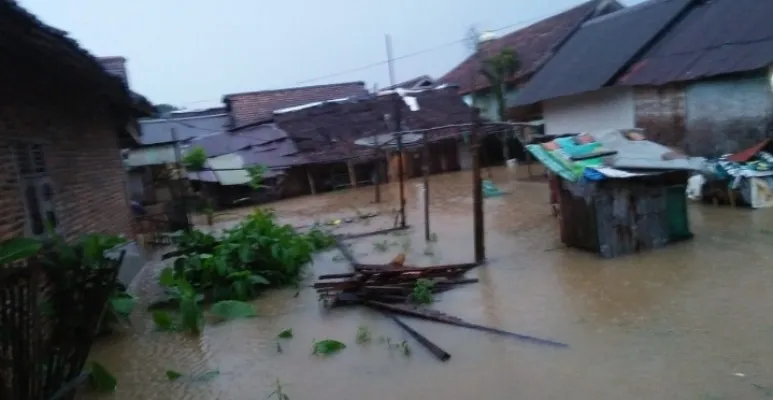 Banjir merendam pemukiman warga di Carita, Pandeglang (ist)