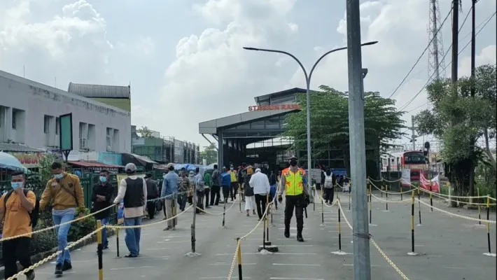 Suasana di stasiun Rangkasbitung. (yusuf)