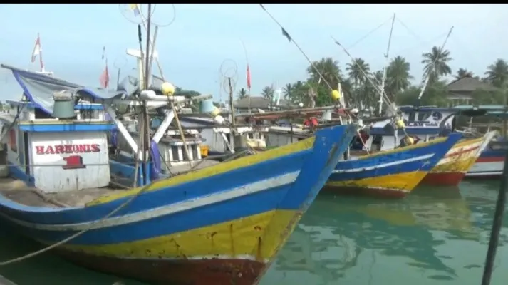 Nelayan di Muara Binuangen. (yusuf)