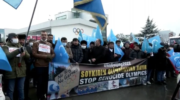 Sejumlah massa dari kelompok muslim Uighur China di Turki menyerukan boikot Olimpiade Beijing di Istanbul, Turki, Minggu (23/1/2022).