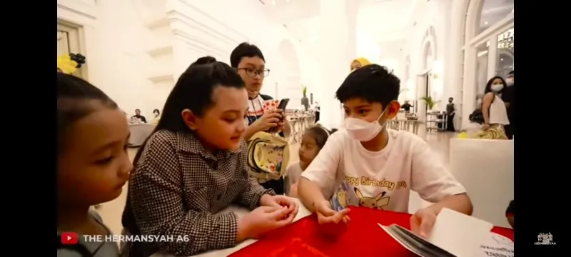 Arsya saat menghadiri ulangtahun King Faaz, keduanya nampak terlihat akrab. (YouTube The HermansyahA6)