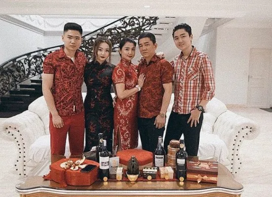 Rudianto Pei bersama keluarga. (Instagram/@vanessakhong)