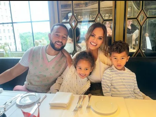 Foto dok. ( Chrissy Teigen dan John Legend serta anak-anaknya/Instagram/@chrissyeteigen)