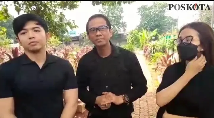 Doddy Soedrajat, Mayang Putri, Nicky Tirta di TPU Islam Malaka, Jakarta Barat. (tresia)