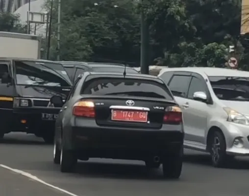 Mobil sedan pelat merah di Bekasi melawan arah. (Ist)