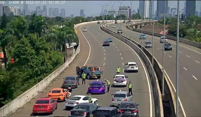 Sejumlah mobil mewah diduga melakukan foto-foto di jalan tol. (Ist)