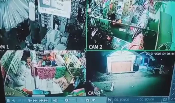 Rekaman CCTV milik Oom di warung kelontong di Kampung Rawa Julang, RT 001/002 Desa Gandamekar, Kecamatan Cikarang Barat, Kabupaten Bekasi. (ist)