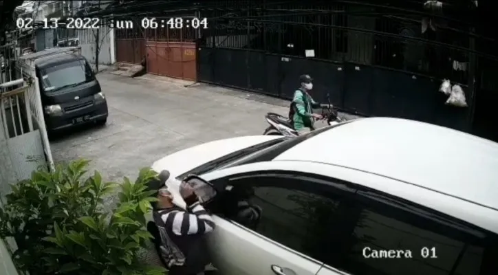 Pelaku pencurian spion mobil beraksi di kawasan Grogol Petamburan Jakbar. (Ist).