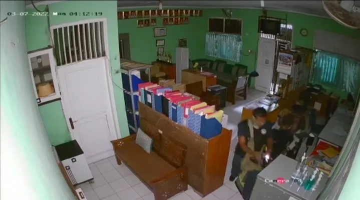 Kawanan maling parlente memasuki sekolah mengambil barang berharga terekam cctv. (foto: poskota/ angga)