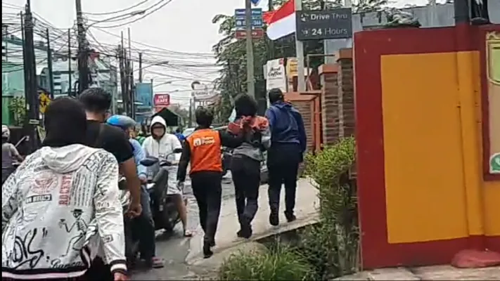 Salah satu pelaku (tengah) digelandang anggota Buser ke Mapolsek Bekasi Kota. (foto: ist)