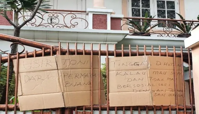 Spanduk protes kepada salah satu warga di Komplek Permata Buana, Jakarta Barat, yang mengalami persekusi. (foto: ist)