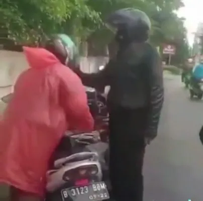 Tangkapan Layar Terduga Oknum Polisi menganiaya Ojol di Kebon Jeruk, Jakarta Barat.