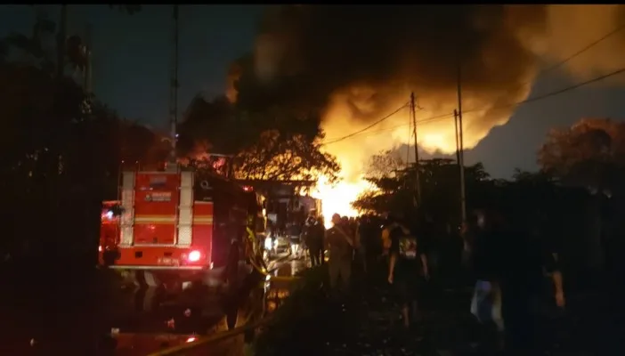 Kebakaran melanda gudang tiner di Kalideres, Jakarta Barat. (foto: ist)