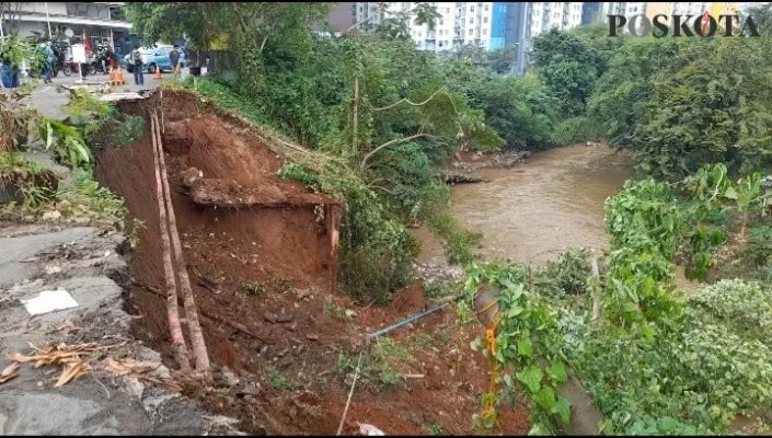 Longsor terjadi di Jalan Pengadegan Timur, Jakarta Selatan tepatnya dekat di pintu masuk Apartemen Reiverside. (foto: poskota/ zendy)