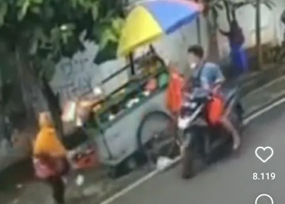 Tangkapan layar video viral detik-detik tukang sayur keliling di Pejompongan dijambret. (Ist)