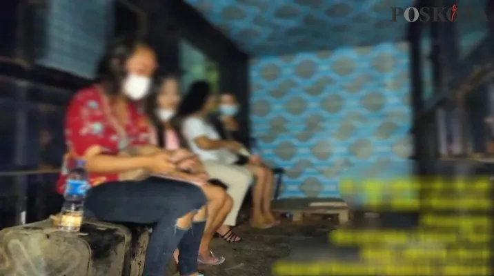 5 Wanita PSK terjaring Satpol PP Jakarta Barat, mereka nekat beroperasi saat Ramadan di wilayah Tamansari. (foto: poskota/ pandi)